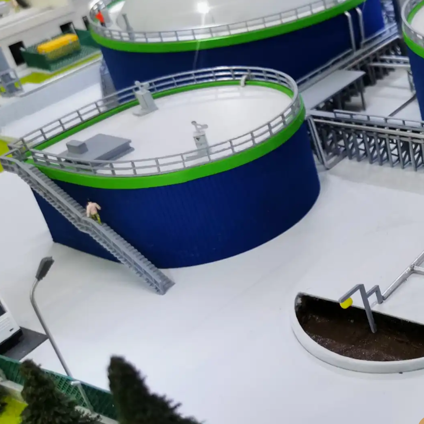 A biogas plant model designed by ARI Modellbau showcases the latest design and functional operations of a biogas facility. This highly detailed model highlights key components such as anaerobic digesters, gas storage tanks, and feeding systems, combi